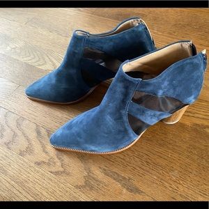 Blue suede pointed booties